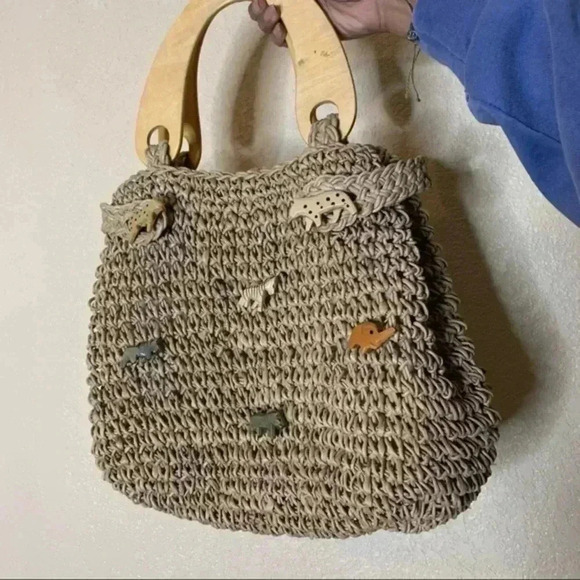 Rattan straw Handbag with wooden clasp animal appliques - Picture 5 of 9